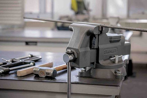 Тиски MaxSteelдля большой нагрузки с усилием сжатия 1400 кг STANLEY 1-83-066