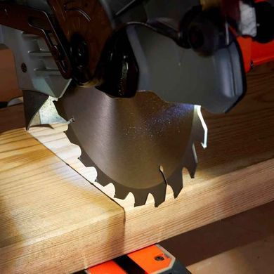 Пила торцовочная сетевая BLACK+DECKER BES702