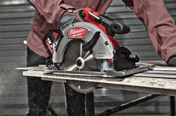 Циркулярна пила MILWAUKEE M18 FCSG66-0 FUEL 190мм по дереву та пластику