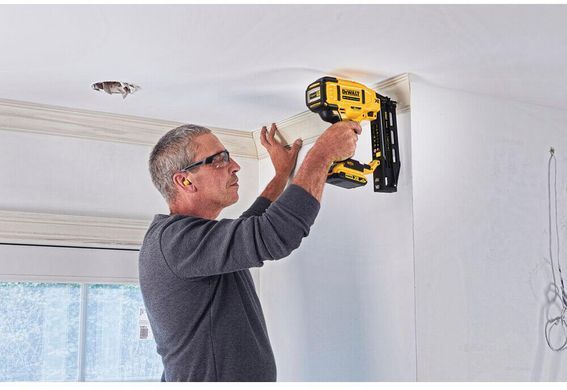 Пистолет гвоздезабивной аккумуляторный бесщёточный DeWALT DCN662N