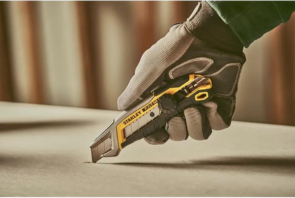 Нож FatMax Integrated Snap Knife длиной 165 мм с лезвием шириной 18 мм с отламывающимися сегментами STANLEY FMHT10592-0